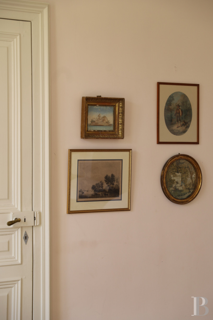 Dans le Perche, au nord-est de Bellême, une maison des 18e et 19e siècle au milieu de grands arbres  - photo  n°27